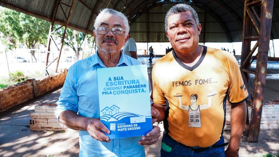 Mais de dois mil moradores do Tijucal, Santa Ins e So Carlos recebem escrituras de casas