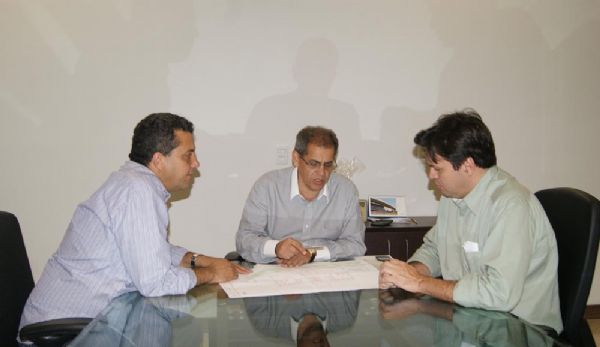 Baiano e Beto protocolam projeto com Maurcio Guimares