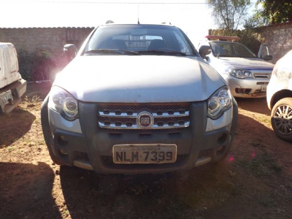 Um bandido usando mscara de duende roubou esse carro em Goinia