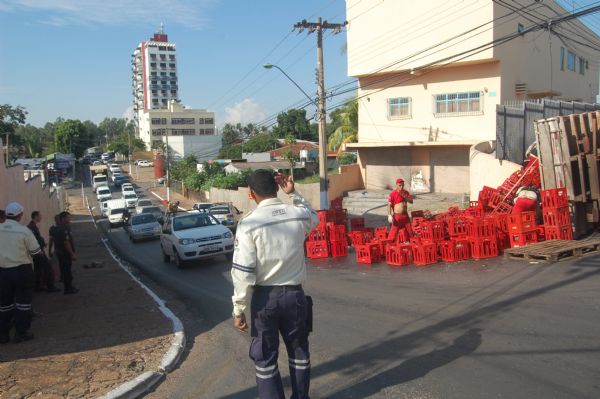 Caminho da Coca-Cola tomba em via movimentada de Cuiab, esparrama vidros e causa transtornos