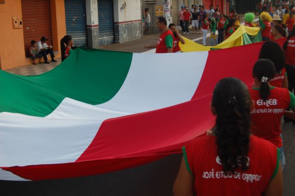 Um dos pontos altos do desfile foi o destaque da bandeira do Operrio de Vrzea Grande, carregada por alundos do ensino fundamental da rede pblica municipal