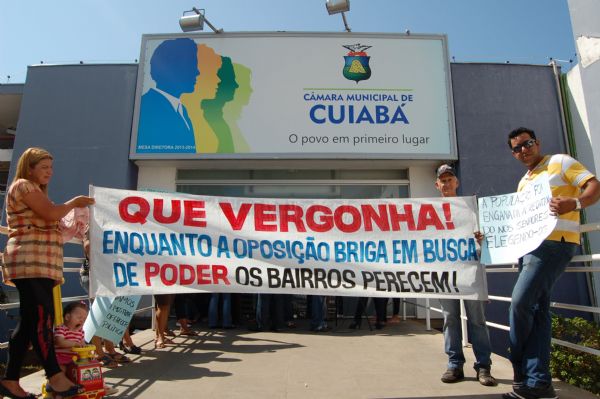 Sem gua, esgoto nem asfalto, moradores do Renascer protestam contra paralisao da Cmara de Cuiab
