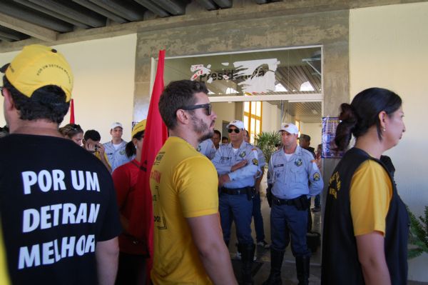 Servidores do Detran e donos de autoescolas se esbarram em manifestaes contrrias