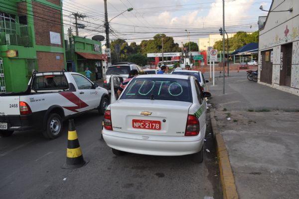 Taxistas acompanham cortejo de colega de trabalho morto com dois tiros durante a madrugada