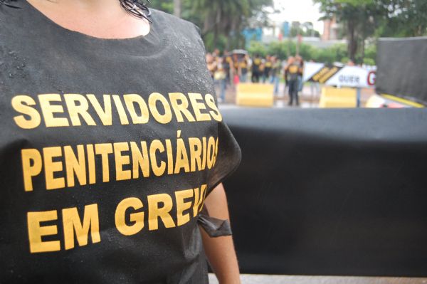 Agentes penitencirios ocupam a avenida Rubens de Mendona no primeiro dia de greve