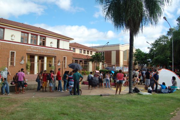 PM mantm ordem nas matrculas no Liceu; mais de 200 pais tentam vagas