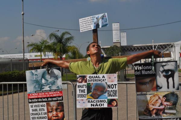 Mineiro se crucifica em frente ao Riocentro em protesto por causas