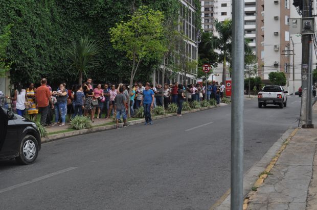 Polcia investiga venda de senhas em fila para cadastramento biomtrico do TRE