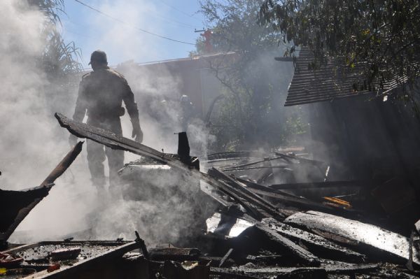 Incndio destri casa de madeira no bairro Novo Horizonte em Cuiab  (veja fotos )