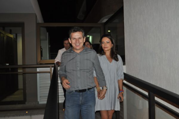 Mauro Mendes e a esposa Virginia saindo do prdio onde mora o senador Blairo Maggi