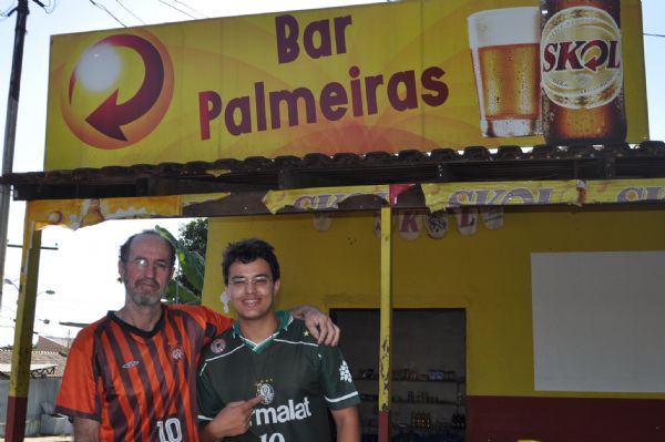 Danilo Helman (camisa do Atltico Paranaense) e o filho Marco Antnio, no Bar Palmeiras, momentos antes da final