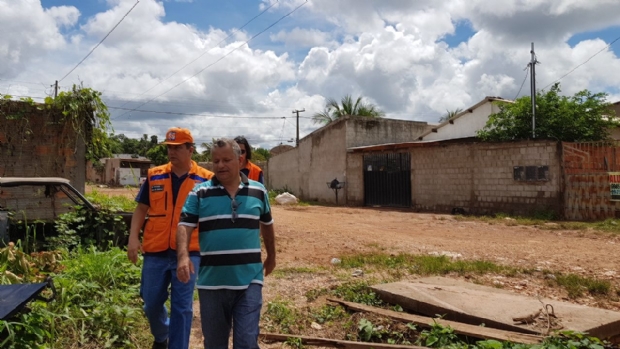 Misael Galvo acompanha Defesa Civil em vistoria  sobre situao de risco dos moradores em APP, no bairro Doutor Fbio.