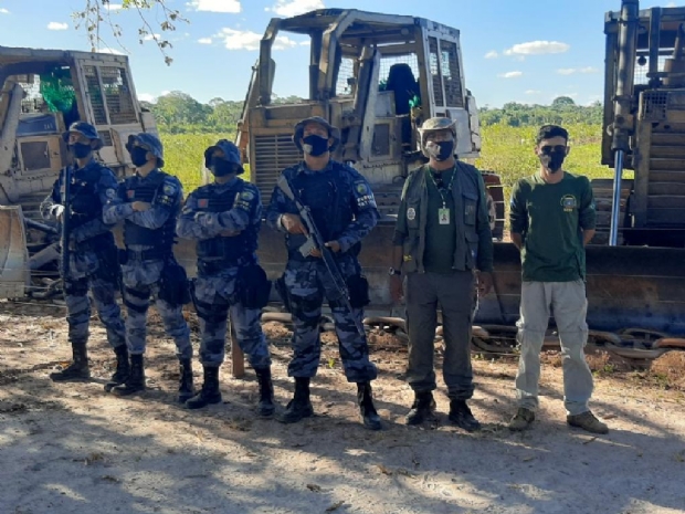 Polcia apreende caminho, quatro tratores e correntes utilizados em desmatamento em fazenda