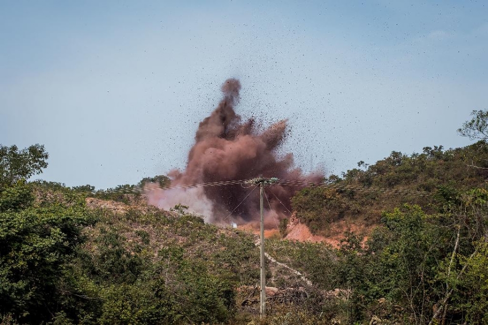 Serra da Arnica  implodida com 24 toneladas de explosivo para avano na pavimentao da MT-100