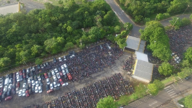 Mais de 27 mil veculos abandonados no ptio do Detran so destrudos