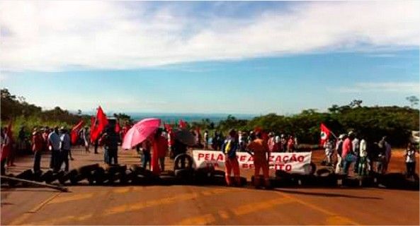 Integrantes do MST bloqueiam rodovias em Mato Grosso