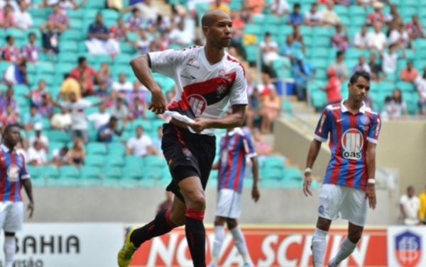Dinei - do Vitria -  comemora um dos seus quatro gols sobre o Bahia na goleada de 7 a 3 neste domingo