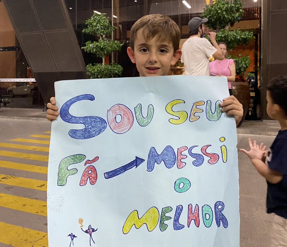 F mirim viaja 200 quilmetros para conhecer Messi em Cuiab, mas jogadores no param para autgrafos;  vdeos 