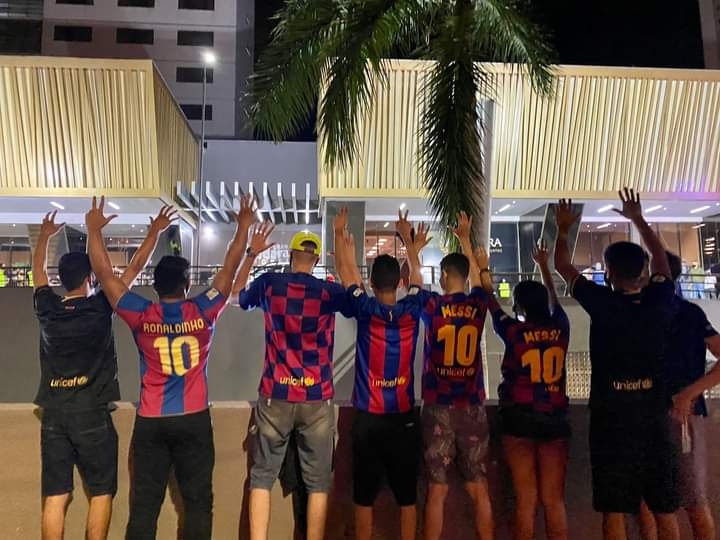 Com fs 'acampados' na frente de hotel, Messi e delegao argentina chegam a Cuiab;  fotos e vdeos 