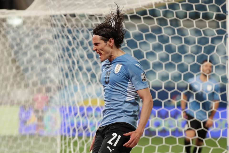 Surez quase faz gol antolgico, Cavani marca e Uruguai derrota a Bolvia na Arena Pantanal;  Veja os lances e gols