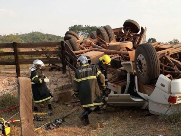 Caminho prancha tomba em rodovia e condutor morre preso s ferragens;  veja fotos 