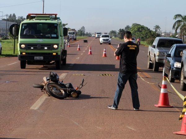 Homem morre e outro sofre fratura exposta aps coliso entre moto e caminho