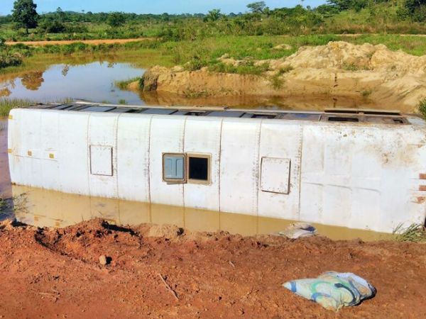 nibus com 20 universitrios tomba em estrada e deixa duas mulheres gravemente feridas