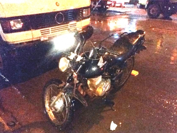 Homem morre aps colidir motocicleta com caminho em rodovia