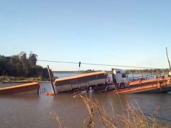 Balsa transportando carreta carregada com 80 toneladas de milho afunda no Rio Teles Pires