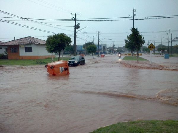 Chuva alaga ruas em cidade de Mato Grosso e enxurrada arrasta motocicleta;  veja 