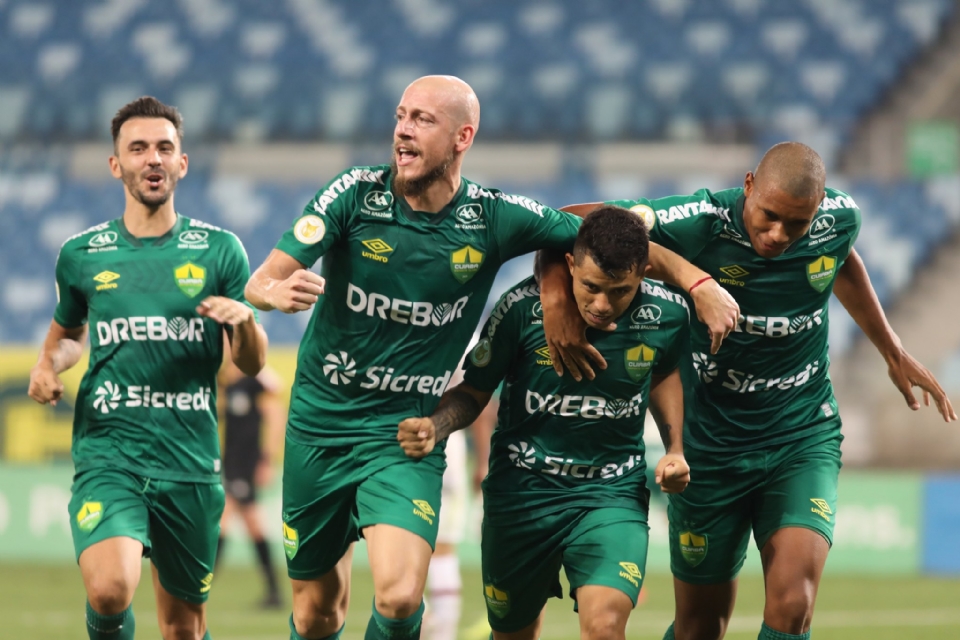 Cuiab busca empate aps estar perdendo por dois gols e consegue um ponto contra o Fluminense;  veja melhores momentos