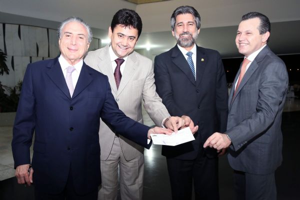 Eder de Moraes apresenta ficha de filiao com o vice-presidente Michel Temer, Waldir Raupp e Silval Barbosa, em jantar