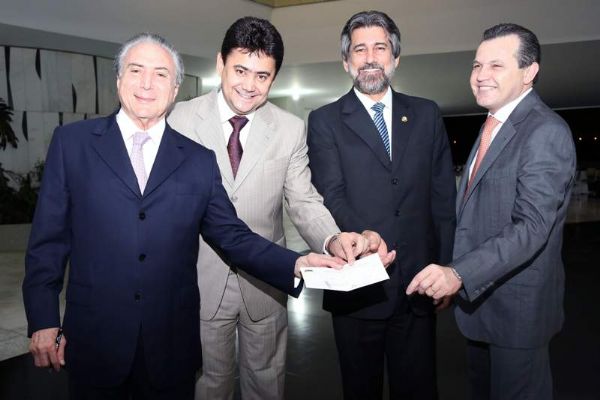 Eder de Moraes Dias com o vice-presidente Michel Temer,  o senador Waldir Raupp, presidente do PMDB, e o governador Silval Barbosa: agora simples filiado