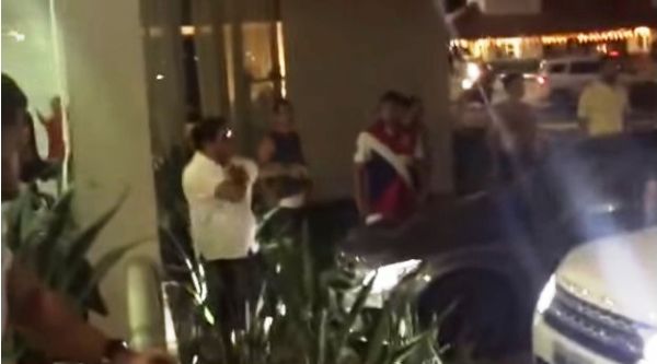 Homem  agredido por 2 em suposta confuso por causa de Range Rover em frente a condomnio de luxo