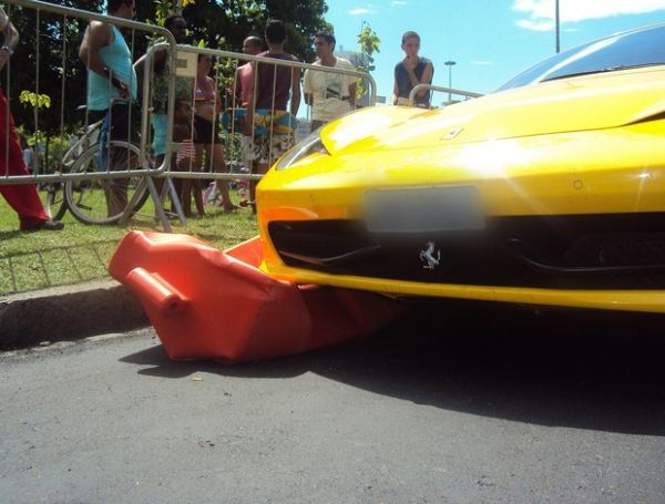 Participante do Desfile de Ferraris perde controle e fere espectadores