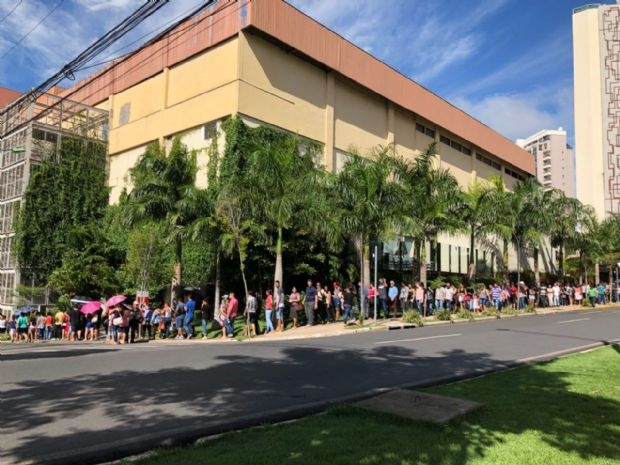 Filas se formaram ao longo do perodo na corrida pelo cadastro