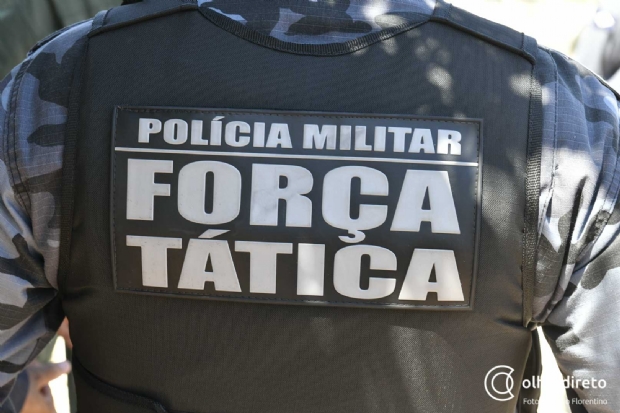 Criminosos trocam tiros com a Fora Ttica e pulam de picape em movimento para fugir