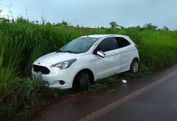 Carro capota mais de cinco vezes em anel virio e motorista sai ileso