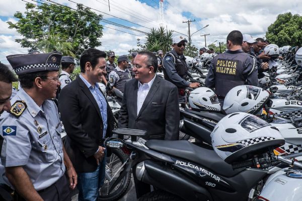 Fbio Galindo com Pedro Taques, durante entrega de motocicletas para a PM