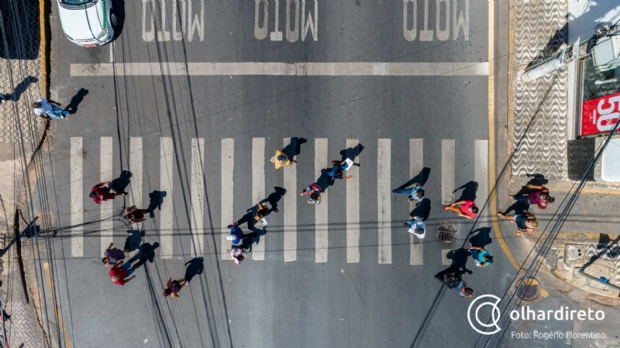 Reabertura do comrcio tem mscaras e retomada de movimento nas avenidas;  veja imagens de drone