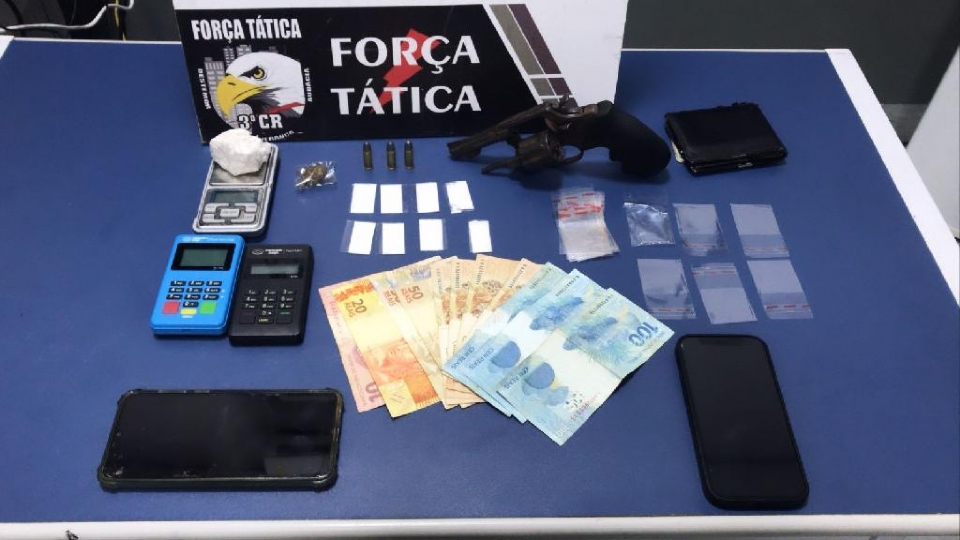 Fora Ttica prende dupla por trfico de drogas e porte ilegal de arma