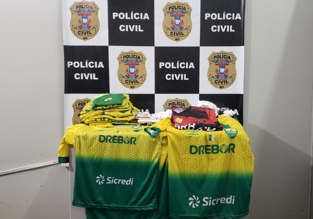 Decon apreende diversas camisas falsificadas do Cuiab e prende um em flagrante