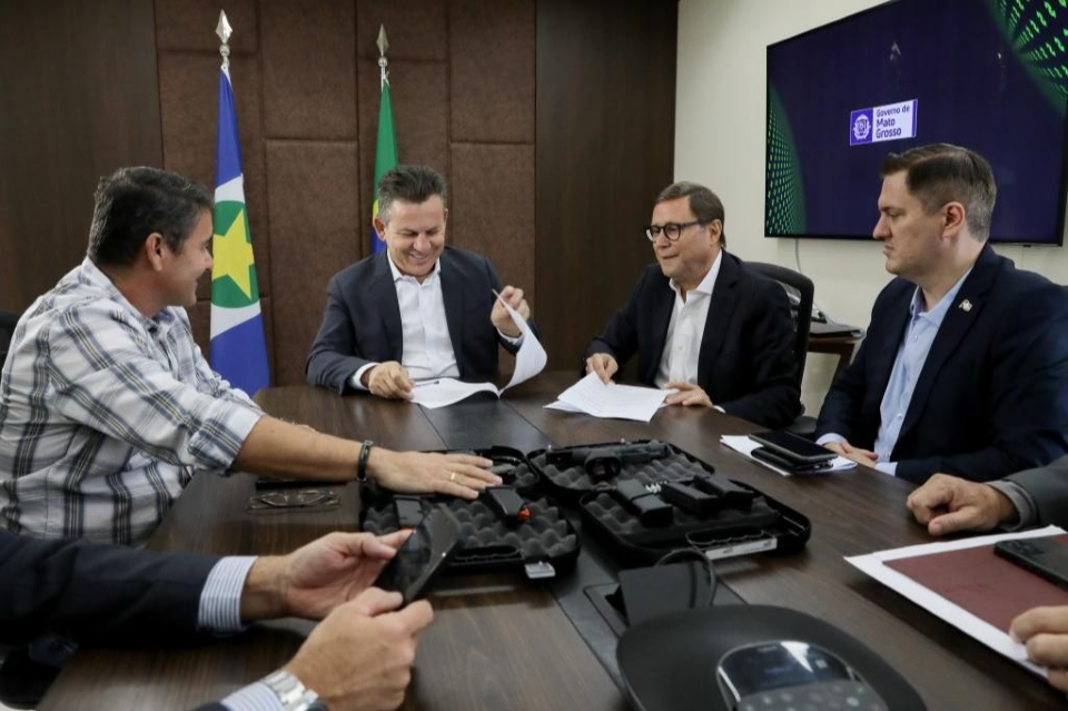Mauro assina decreto que garante auxlio anual para compra de fardas de policiais penais