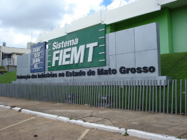 Criminosos armados invadem sede da Fiemt, fazem 'limpa' e deixam funcionrios trancados