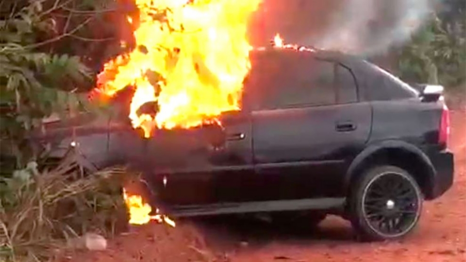 Carro  consumido pelo fogo aps motorista sentir dores no peito, sair da pista e bater em rvore