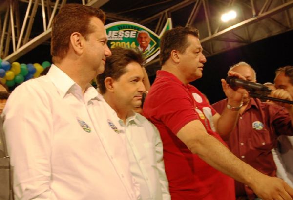 O prefeito de So Paulo Gilberto Kassab participou de comcio ontem  noite de Carlos Brito em Cuiab