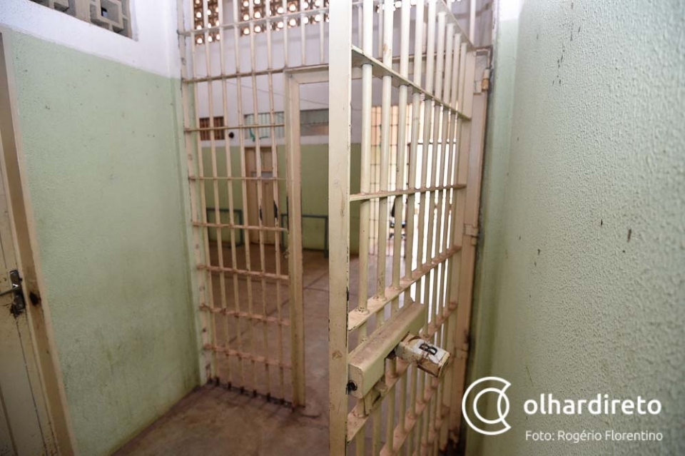 Policial penal  preso por contratar prostituta para atender detento no Centro de Ressocializao de Cuiab