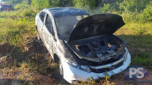 Bombeiros encontram Honda Civic em chamas e polcia abre inqurito e apura incndio criminoso