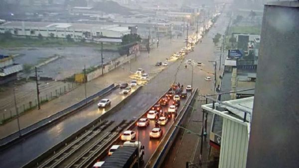 Tempestade volta a alagar viaduto da UFMT; semana dever ser de chuva