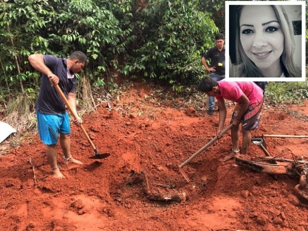 O suspeito Jos Graciliano dos Santos e Adriano dos Santos levaram a Polcia  cova do amante de Cleia.